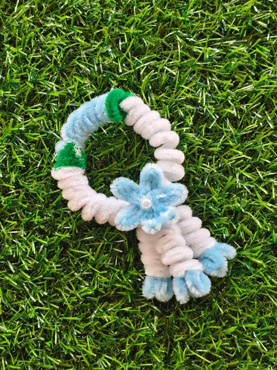 รูปภาพหลักของ พวงมาลัยดอกไม้จากลวดกำมะหยี่