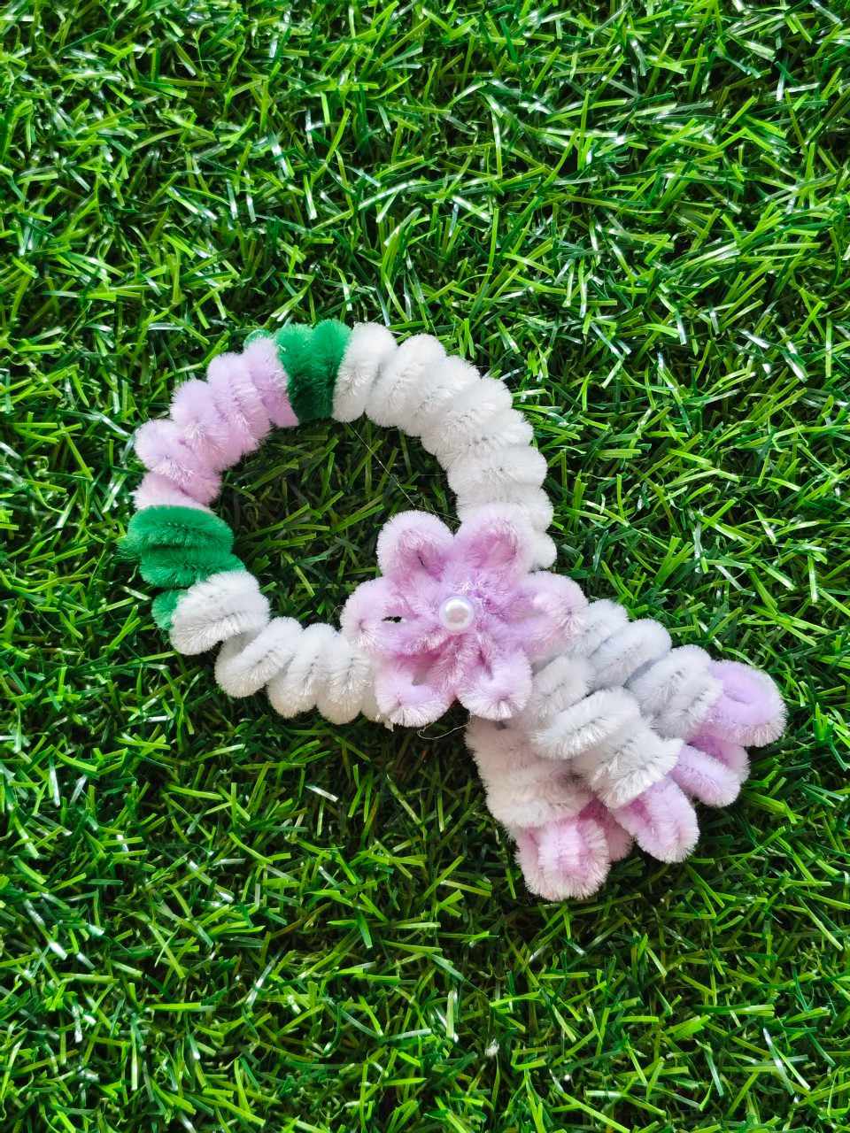 รูปภาพหลักของ พวงมาลัยดอกไม้จากลวดกำมะหยี่